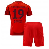 Echipament fotbal Bayern Munich Alphonso Davies #19 Tricou Acasa 2024-25 pentru copii maneca scurta (+ Pantaloni scurti)